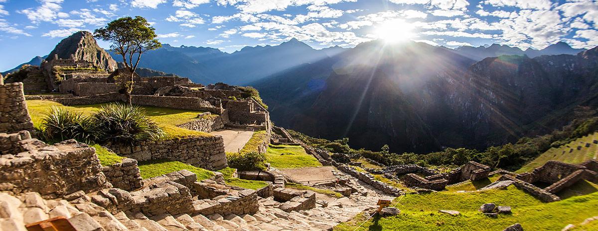 Espetacular nascer do sol em Machu Picchu